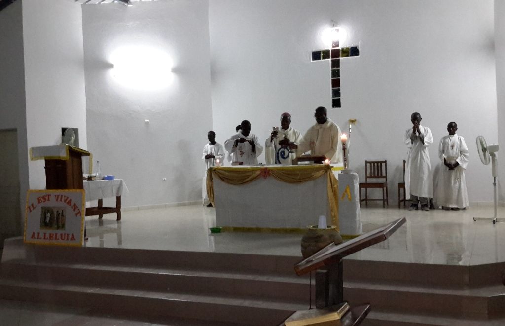 PAQUES DANS LA NOUVELLE EGLISE DE MAMPATIM