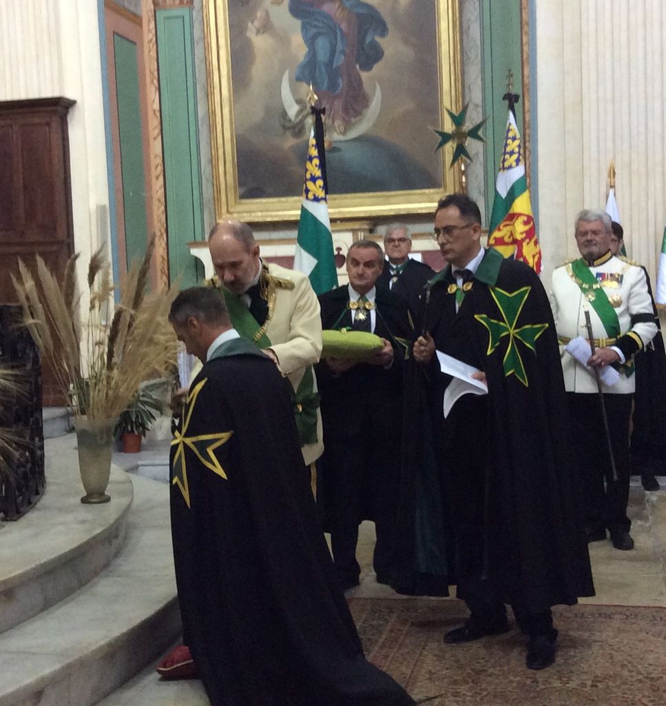 Ce matin à La Madeleine, avant la messe, une cérémonie exceptionnelle : adoubement de trois nouveaux chevaliers de l'Ordre de Saint Lazare (ordre particulièrement investi dans la lutte contre la lêpre)