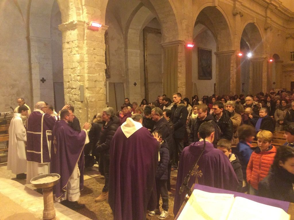 La célébration des cendres a eu lieu dans l'église Saint Genest bondée.
