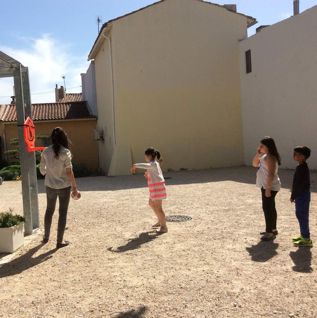 De multiples activités sont proposées aux enfants de Martigues à la Maison Saint François. Jeudi, ils ont rencontré les résidents de la Maison de retraite ‘Les oliviers de Saint Jean’.