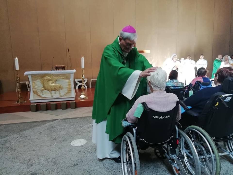Ce matin, départ pour l'église Sainte Bernadette. Au cours de la Messe, cérémonie de l'Onction des Malades. A la fin de la Messe, engagement des Hospitaliers et Hospitalières de l'Hospitalité Sainte-Marthe