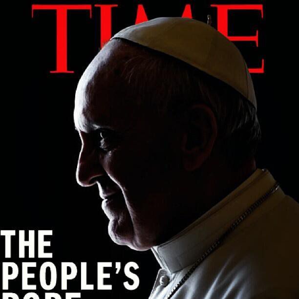 Observez l'effet de l'ombrage et des pointes de la lettre M sur la tête du pape François. On dirait les cornes du diable...