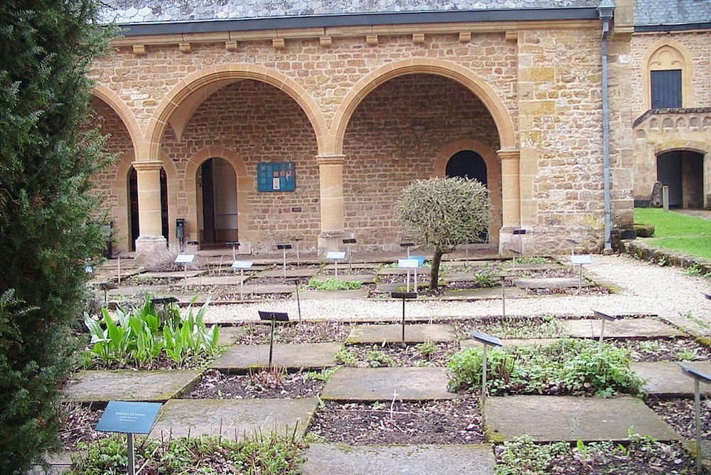 L’herboristerie reconstruite et le jardin aux simples de l’abbaye belge d’Orval, en 2006.