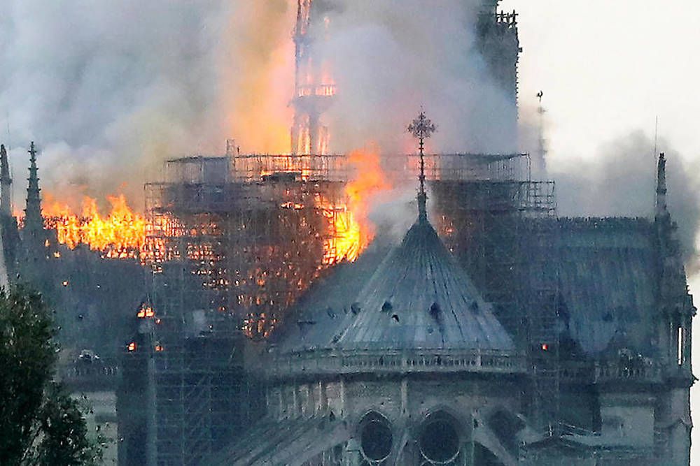 notredame-de-paris-en-feu