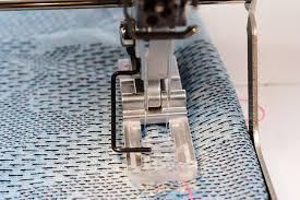 permet de mieux voir le tissu en arrière en avant et sous le pied.