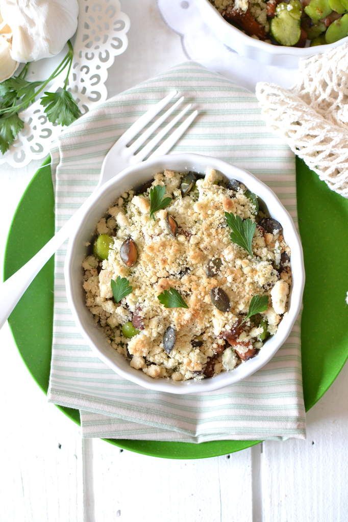 Crumble de champignons et fèves au &quot;beurre&quot; d'ail persillé
