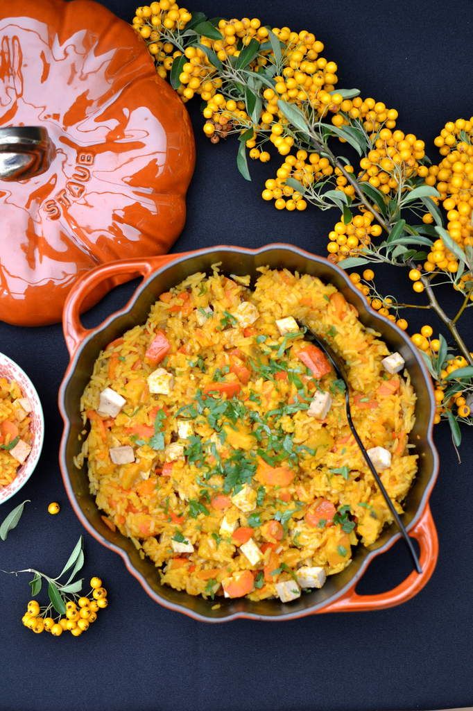 Riz gourmand aux légumes d'automne et au tofu mariné à l'ail et au gingembre