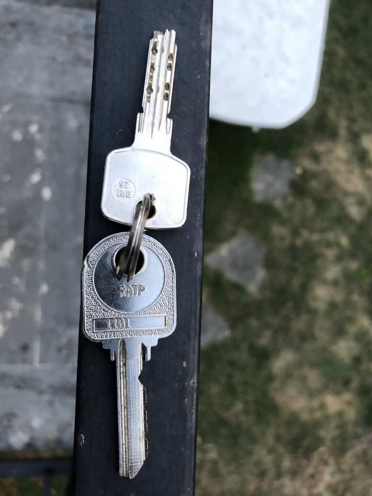 Qui a perdu ses clés dans l’herbe du parc derrière le théâtre et cinéma Jacques Prévert à Aulnay-sous-Bois ?