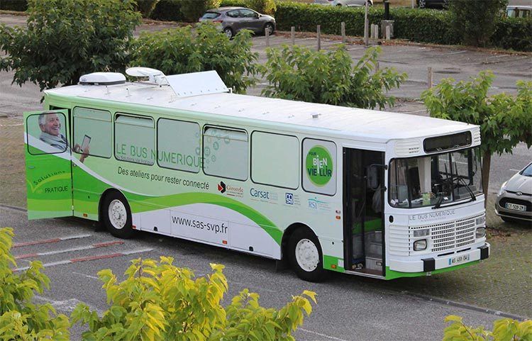 Un bus sillonne les communes girondines pour former les seniors au numérique (33)