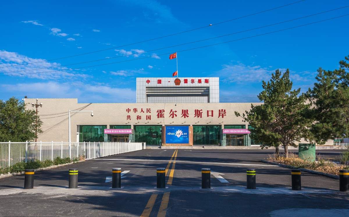 Le poste frontière chinois de Horgas (photo Yicai Global)