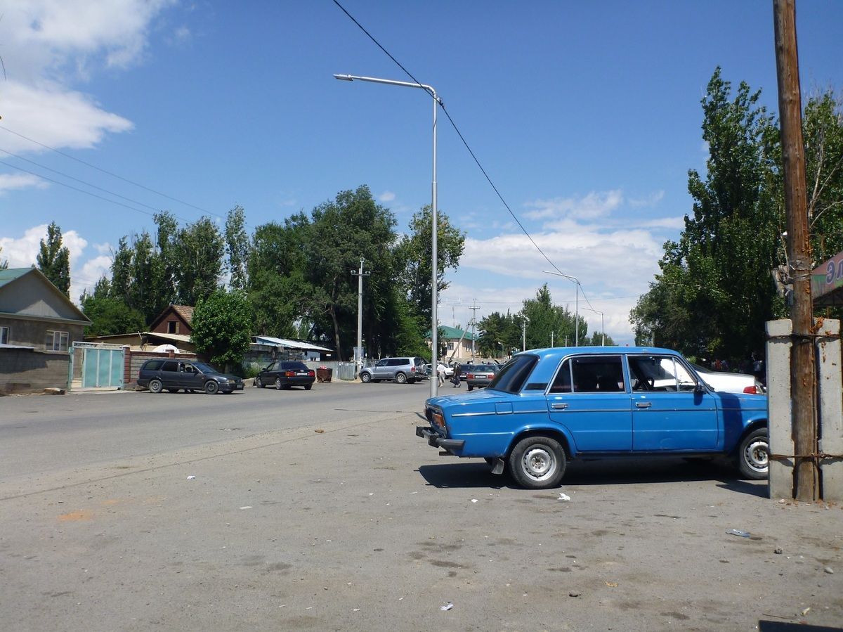 Djarkent, la rue principale. La voiture bleue est une VAZ "Zhigouli", modèle dérivé de la Fiat 124, très répandu en URSS dans les années 1970 et 1980.