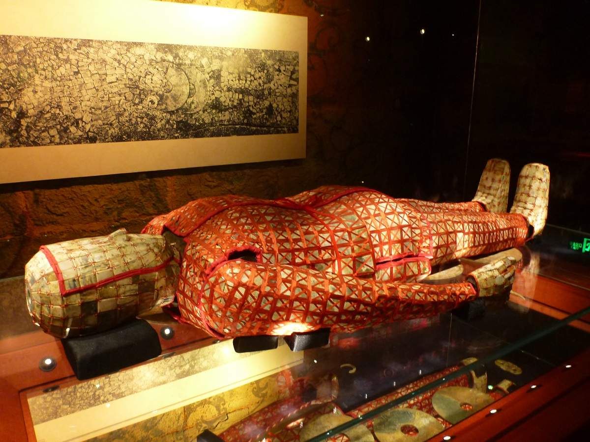 Le mausolée du Roi de Nanyue (dynastie des Han, mort en 122 av. JC), découvert en 1983, a livré de très nombreux objets, dont le costume de jade dont l'Empereur avait été vêtu pour que son corps reste immortel.