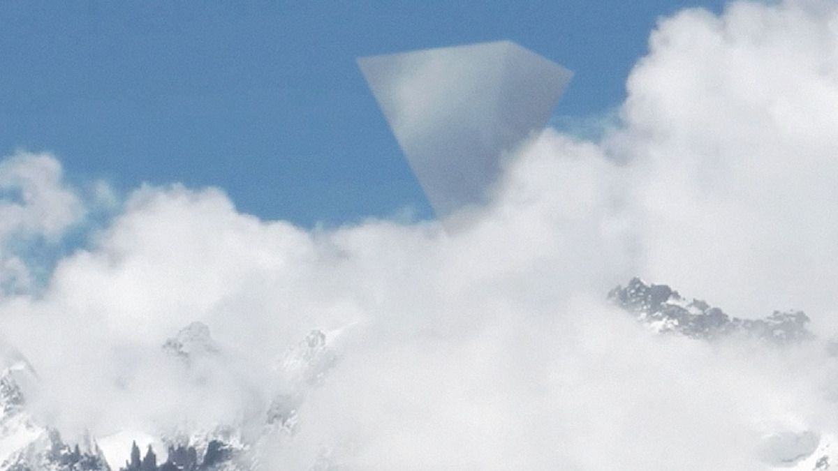 Pyramid UFO spotted by hikers in NEPAL !!! Dec 2017