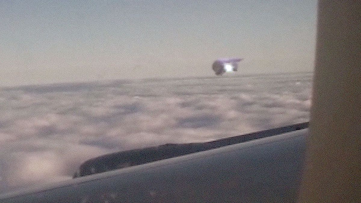 UFO filmed from Airplane in the sky of CHINA !!! March 2018