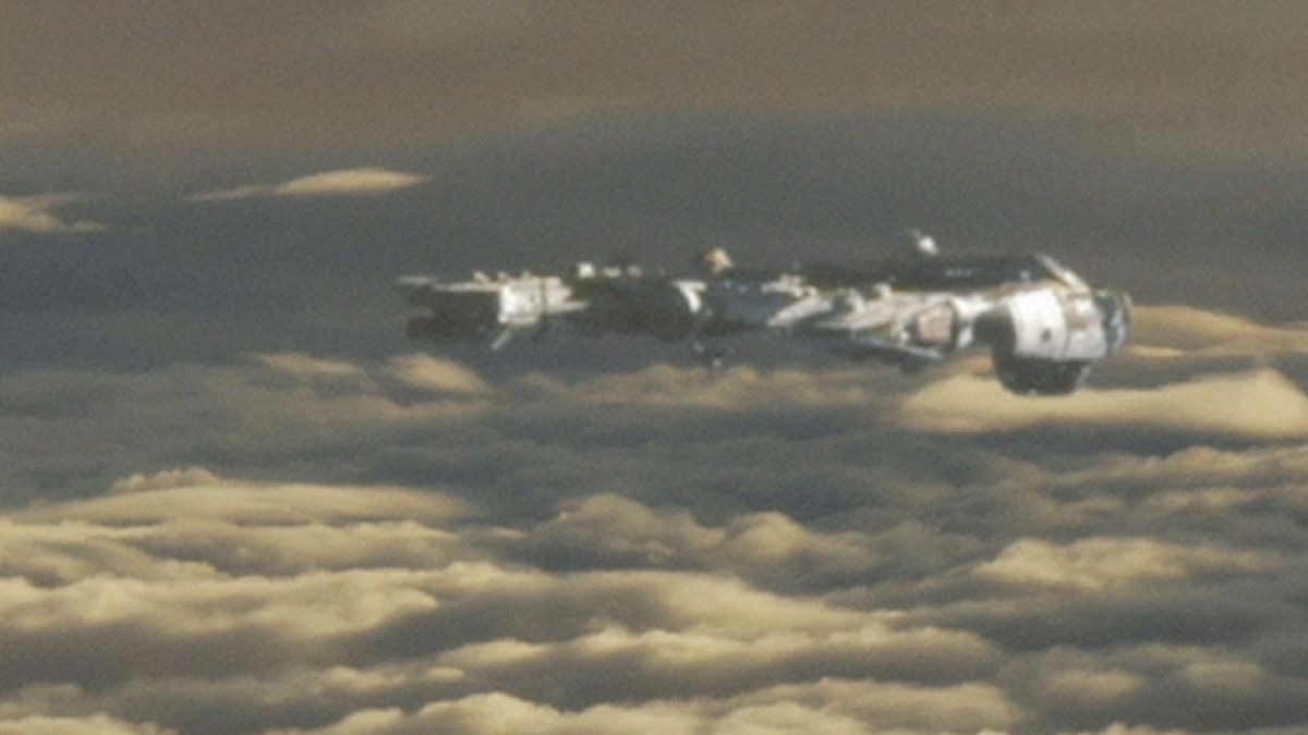 Airplane Passenger filmed UFO in the clouds RUSSIA !!! April 2018
