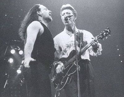 Bono sur scène avec  David Bowie à Cleveland en 1990. Gloria