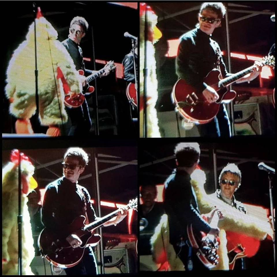 Dans la présentation de Noel Gallagher, Bono était déguisé en poulet pendant la performance de la chanson "Little by little" de l'oasis.