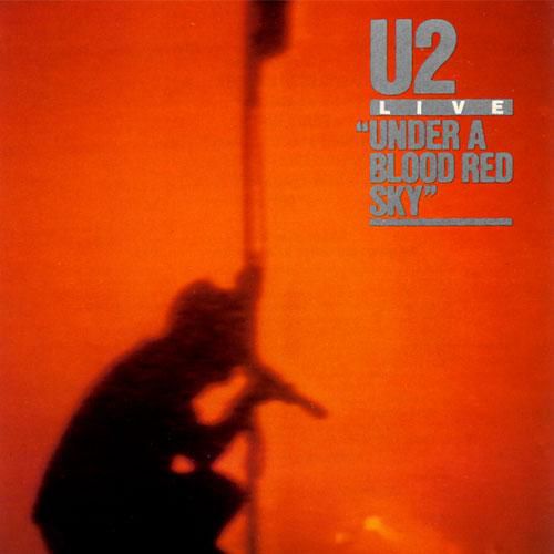 Le 21 novembre 1983, U2 sort un album live spécial intitulé "Under A Blood Red Sky". Aujourd'hui marque le 37e anniversaire de l'album. Une vidéo personnelle avec un nom similaire sortira quelques mois plus tard en juin 1984. L'album lui-même était un mélange de morceaux live de trois concerts différents à Denver, Boston et St. Goarshausen.