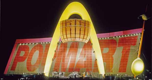 U2 donne 93 concerts devant trois millions de personnes sur les six continents, une première dans son histoire. Malgré des débuts difficiles, faute de temps pour bien répéter les chansons, le PopMart Tour reste l'entreprise la plus éblouissante au plan visuel de la carrière de U2 et symbolisée par l'énorme citron boule à facettes.