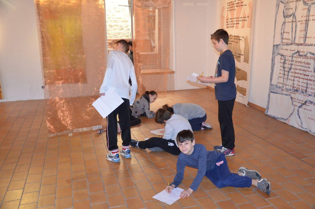 visite des CM du Boulou pour l'exposition d'art textile de Dorothy Wedderburn / mars 2016