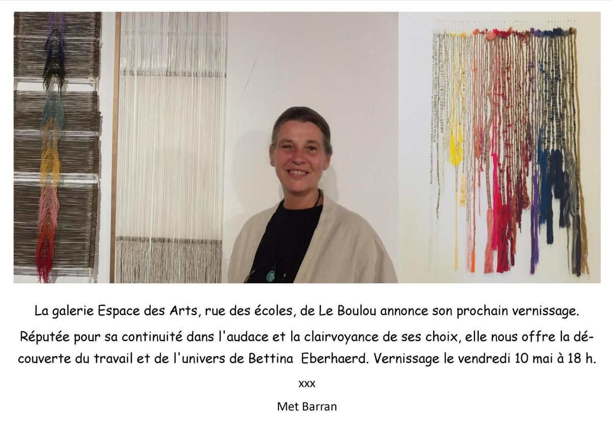 BETTINA EBERHAERD devant une de ses créations textiles lors du vernissage (photo: Ch. Erre)