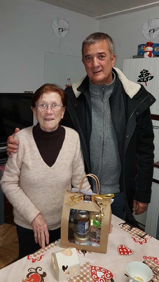 Claude Jacques, Adjoint, distribuant un colis