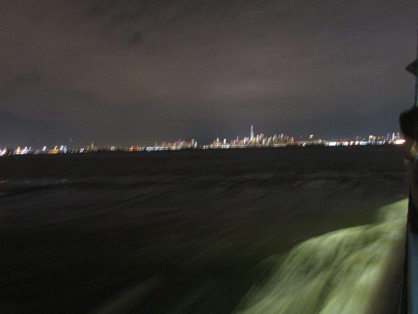 Croisière le long de Manhattan la nuit.