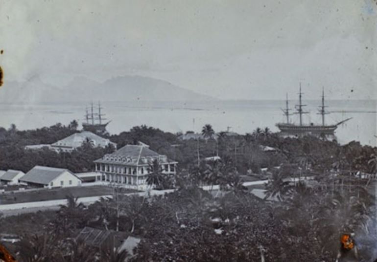 L'Astrée et la Sibylle au mouillage de Papeete - Au premier plan, le palais de la reine Pomare - 1870