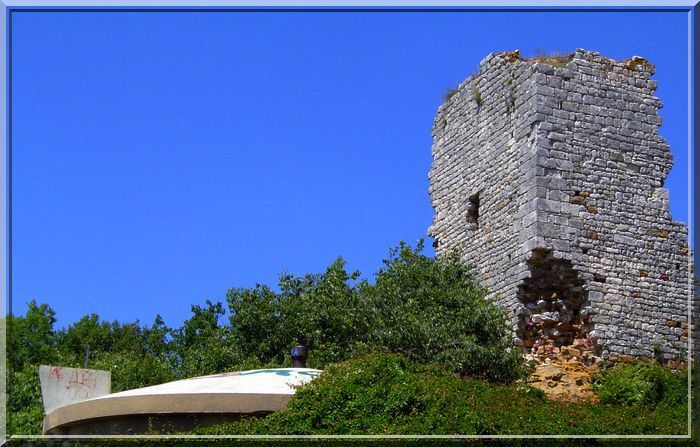 Le vieux château fort surveille le récent château d'eau