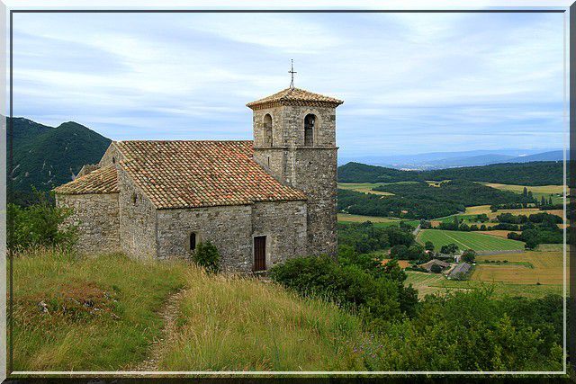 Voyez vous les multiples travaux d'aménagement sur cette église ?