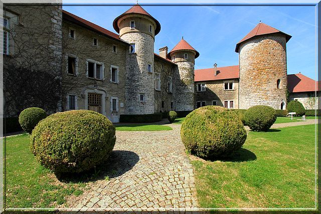 L'entrée uniquement pour les yeux des visiteurs est à gauche