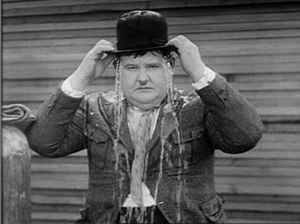 ob_a1313a_laurel-hardy-chapeau-eau.gif