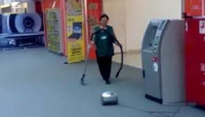 Fail: la femme de ménage et l'aspirateur wifi - 3 videos drôles + L' aspirateur tondeuse - Gigistudio: un moment de detente sur le web