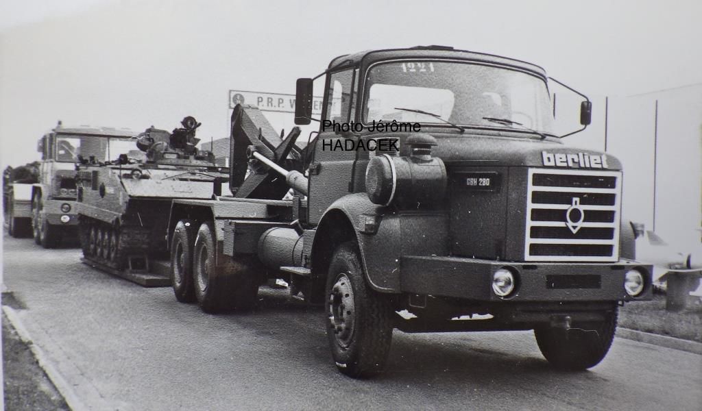 GBH 280 tantôt Berliet, tantôt Renault, en démonstration lors d’un salon de l’armement de Satory avec un plateau porte char AmpliRoll