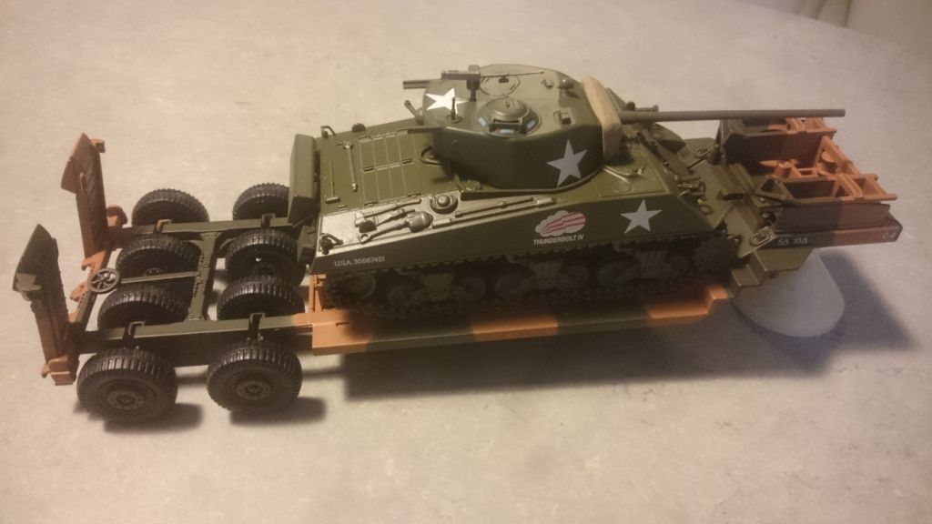 La semi-remorque M15 avec le Sherman Easy Eight