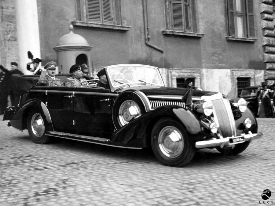 Mussolini et sa Lancia Astura IV 1939  (Lancia de chez Starline)...