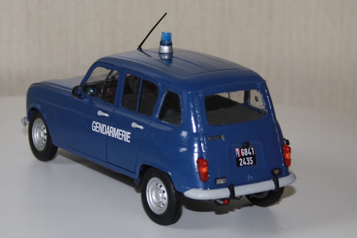 Maquettes gendarmerie : Renault 4L au 1/24 et BMX R60-5 au 1/6 (Heller)