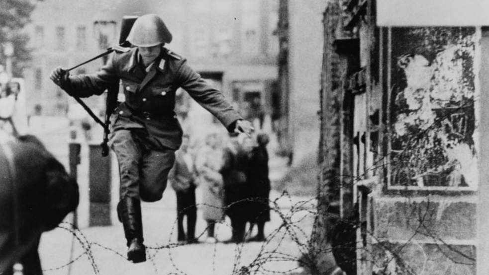 Le 15 août 1961, le soldat allemand Conrad Schumann franchissait le mur de Berlin et devenait un symbole de la guerre froide