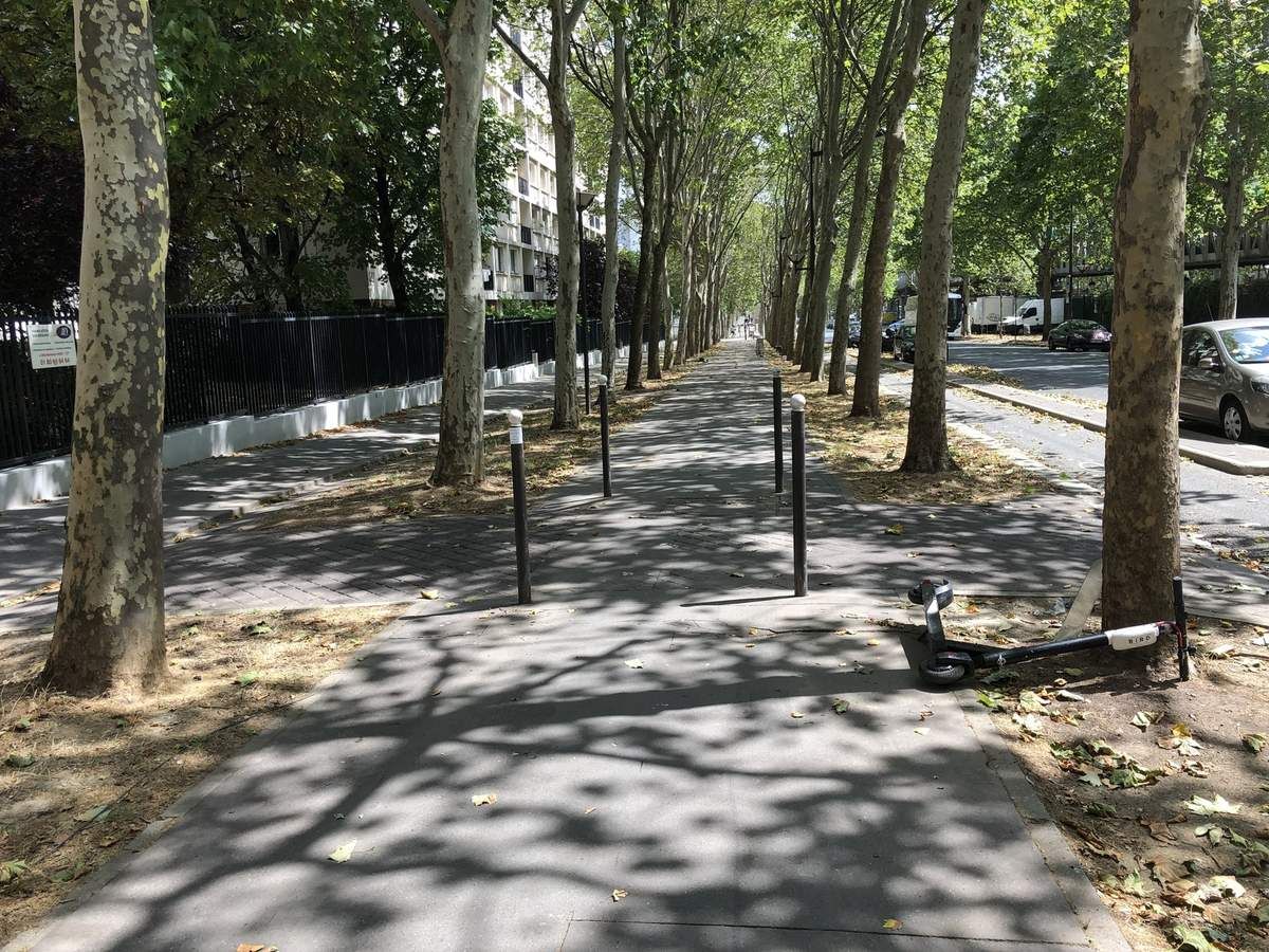 Sur la contre-allée du boulevard Saint-Jacques pour lutter contre le réchauffement je dis à notre maire Anne Hidalgo « Lèse-béton ! »