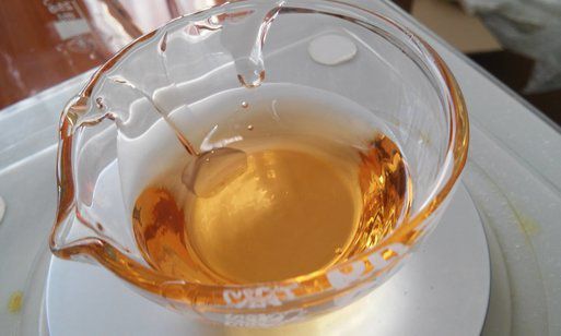 Grazie alla sua caratteristica antiossidante è molto utilizzato in creme viso e corpo come prodotto antietà, per prevenire la formazione di rughe e donare elasticità e morbidezza alla pelle. Viene usato in creme pre e post sole, infatti la vitamina E è indicata per proteggere, prevenire o lenire rossori da scottature solari e ristabilire una corretta idratazione cutanea