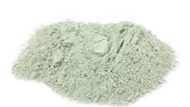 L’ARGILLA BIANCA detta anche KAOLINO, è un minerale composto principalmente da alluminio e silicio, vanta proprietà anti settiche, assorbenti, purificanti. Ideale per maschere che donano freschezza e morbidezza alla pelle; favorisce la cicatrizzazione. E’ un elemento utilizzato nella creazione di dentifrici Il caolino può essere usato anche internamente, per alleviare dolori di stomaco e per disintossicare l’organisma da metalli pesanti, grazie al suo potere chelante