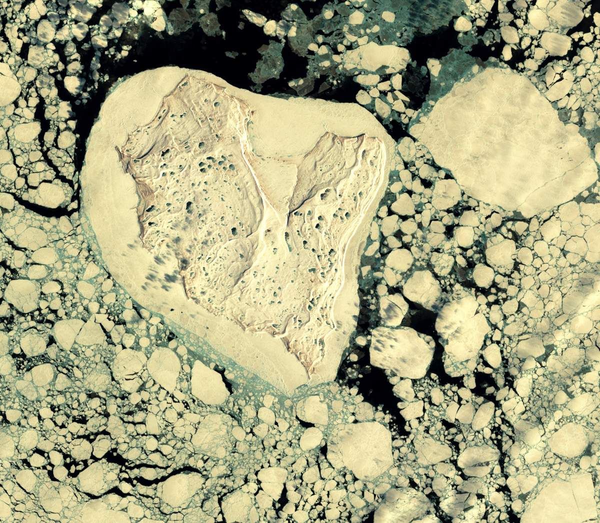Saint-Valentin - coeur - île en forme de coeur - heart shape seen from space - satellite - glace - island - amoureux - satellite d'observation