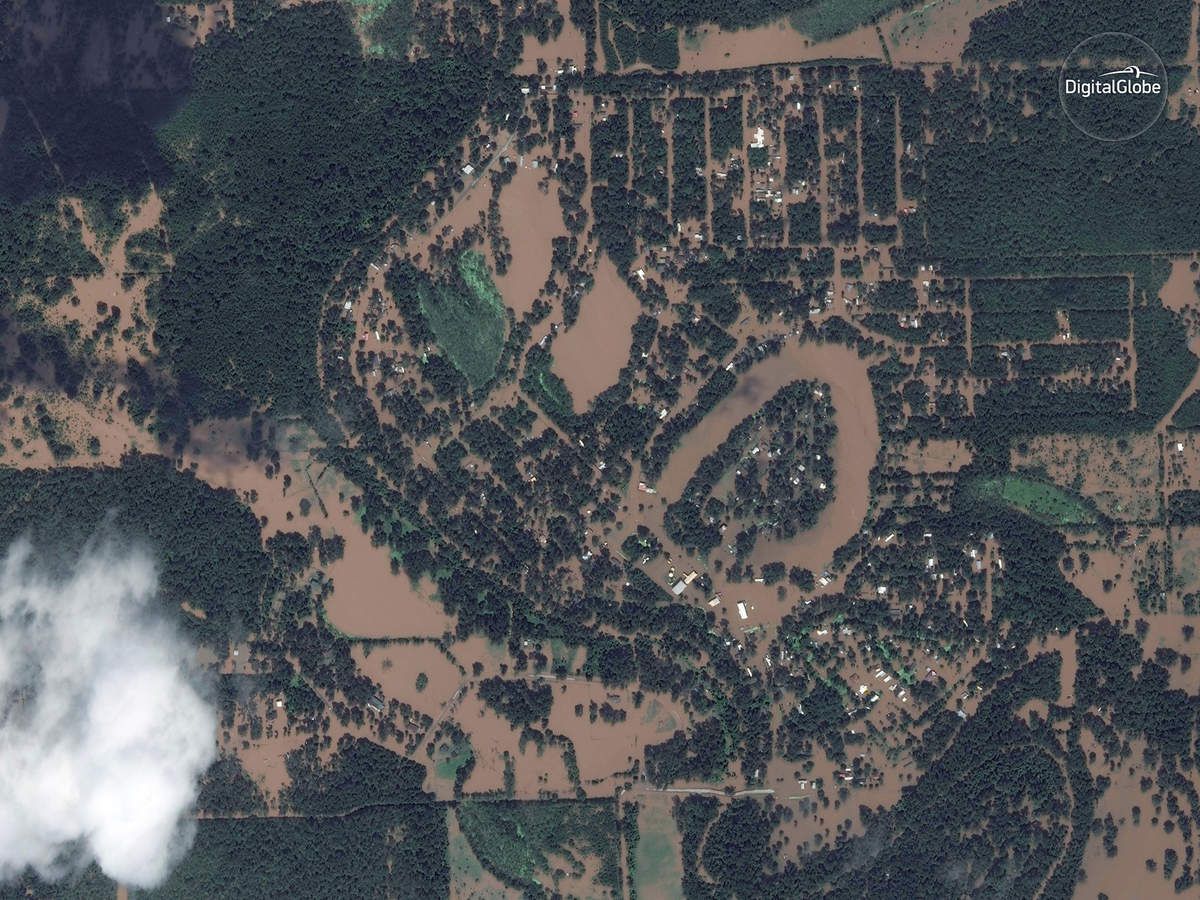 Harvey - Inondations - Floods - Texas - Digital Globe - satellite - Digital Globe - Holiday Lakes - Houston - Before-After - Avant-Après