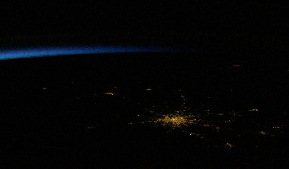 Quiz image - ISS - International Space Station - Ville mystère - Paolo Nespoli - Nuit - lumières de la ville - City lights - Moon rising