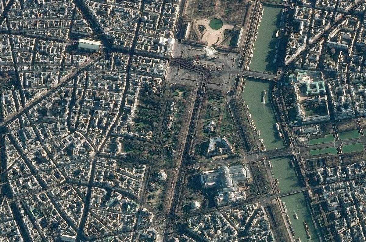 Johnny Hallyday - Hommage populaire - Madeleine - Champs-Elysées - Pléiades - satellite - CNES - Airbus Defence and Space - 9 décembre 2017 - bikers - cérémonie