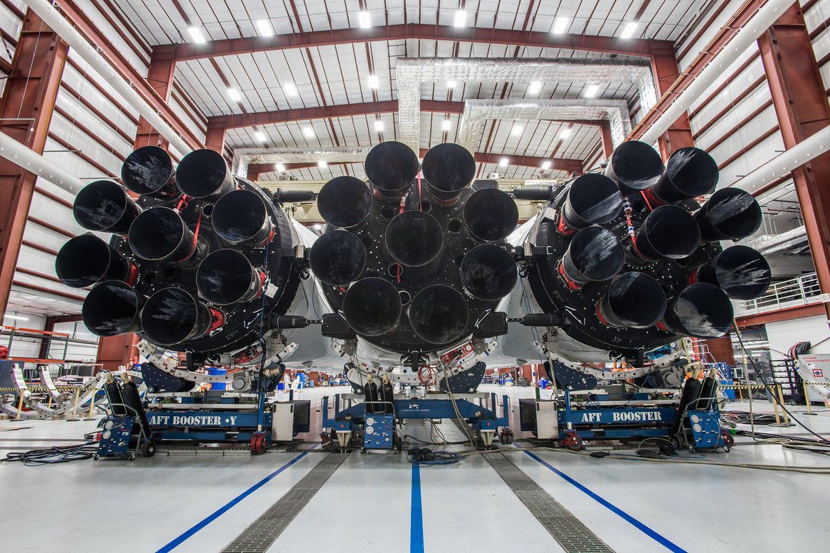 Falcon Heavy - First stage - 27 engines - Merlin - Premier étage - Core and boosters - Nozzle - Préparation premier lancement - First launch - Cape Canaveral - SpaceX - Elon Musk