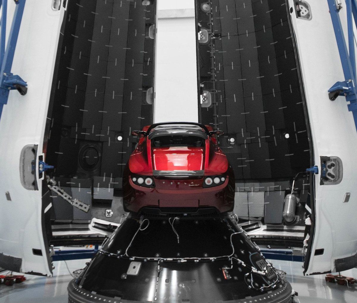 SpaceX - Tesla - Falcon Heavy - Red roaster - Elon Musk - Charge utile - Payload - Starman - David Bowie - Voiture - Bagnole dans l'espace - Car