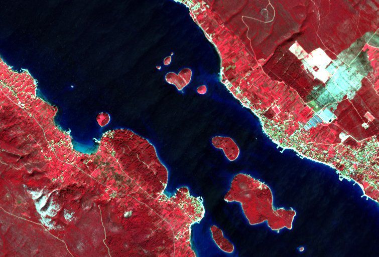 Saint-Valentin - rouge - couleurs des amoureux - ile de Galesjnak - Croatie - proche infrarouge - near infrared - Sentinel-2B - Copernicus