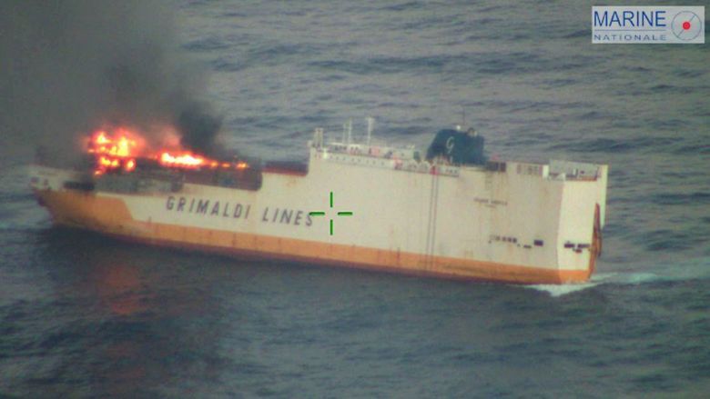 Grande America - Incendie - Fire - Abeille Bourbon - Marine nationale - Vue aérienne