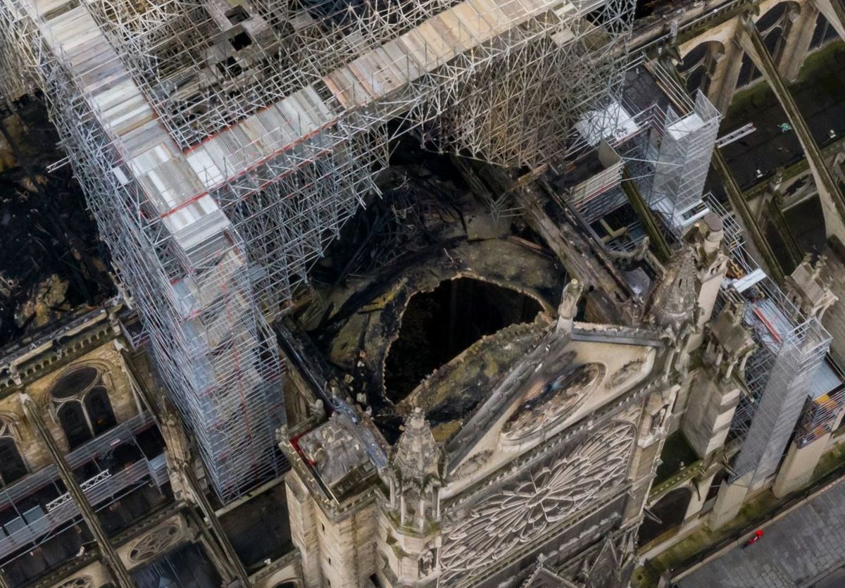 Dégâts Notre-Dame de Paris - Image drone - Gigarama.ru - 16 avril 2019 - UAV - Incendie - Fire - Pompiers